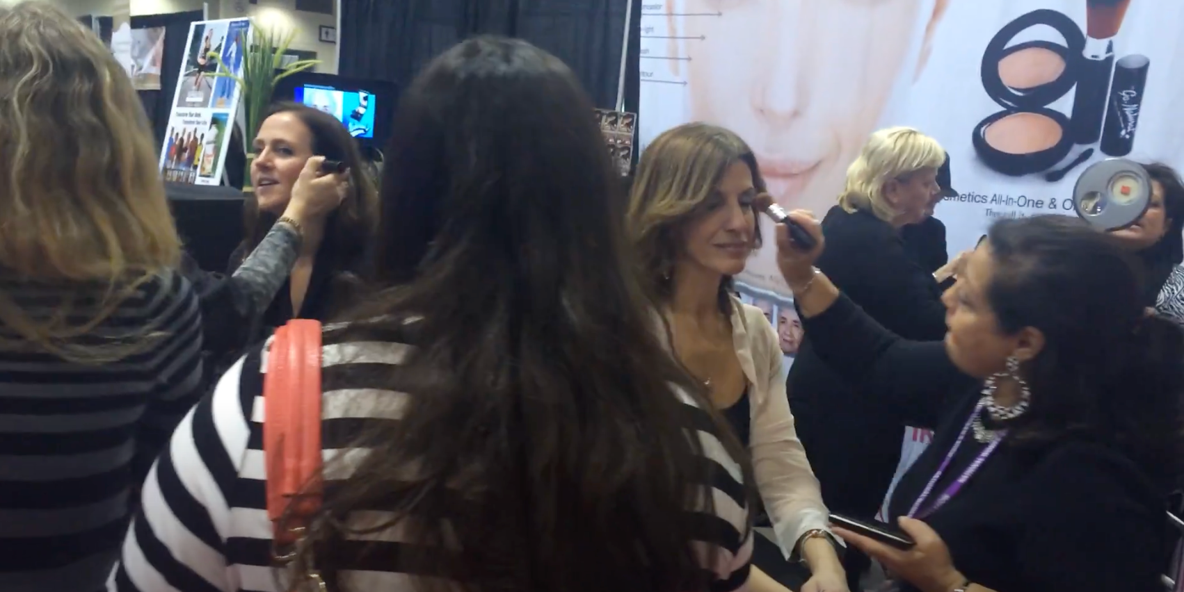 GO NATURAL I MINUTE MAKEOVER EVENT